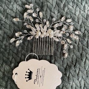 Pearl & rhinestone hair accessory